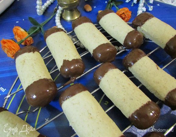Оба конца печенья  обмакнуть в шоколад и выложить на решетку.