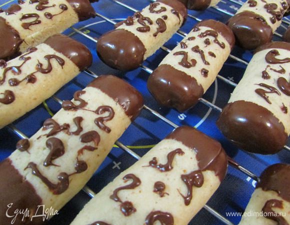 Когда шоколад схватится, нанести рисунок шоколадом.