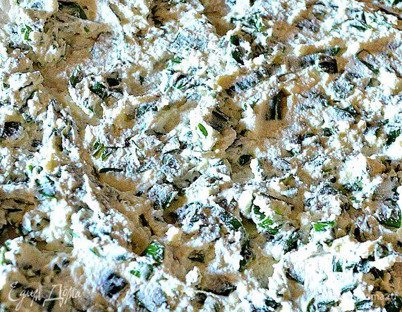 Готовим начинку. Для 1 варианта: мелко рубим зелень, добавляем всё в творог. Приправляем солью, сахаром и хорошо перемешиваем.