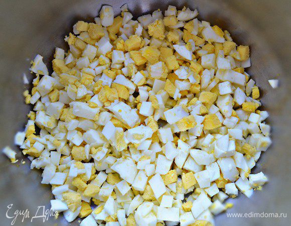 Для 2 варианта начинки отвариваем 3-4 яйца, мелко рубим.