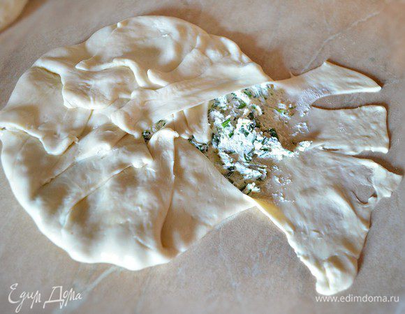 Затем стягиваем края теста к центру.