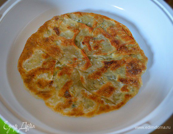 Выпекать паланицы на разогретой сковороде с обеих сторон на среднем огне (масло вам практически не понадобится, т к поверхности паланиц уже пропитана маслом). Готовые паланицы выкладываем стопочкой на тарелку, накрываем чистым полотенцем и даём немного "дойти"!