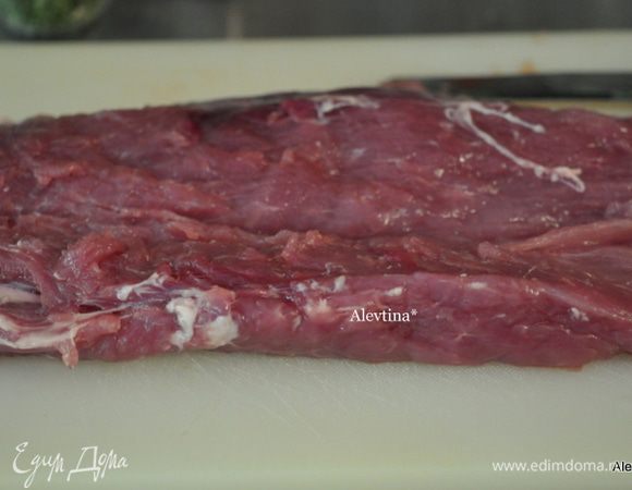 Разрезать свиное филе бабочкой. Противень или жаропрочное блюдо смазать 1 стол.л оливкового масла.