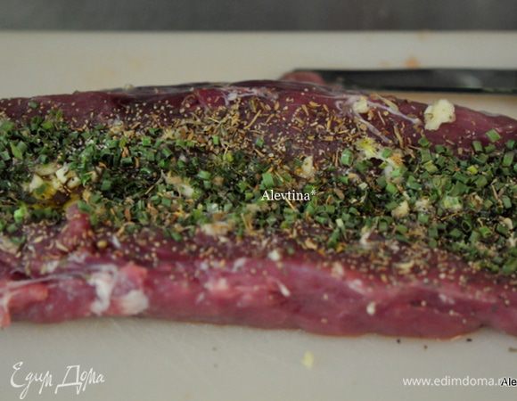 Смазать оливковым маслом 1 стол.л поверхность свинины. Посолить и поперчить по вкусу. Выложить затем порубленный чеснок мелко, шнитт лук,орегано, у меня он сухой.