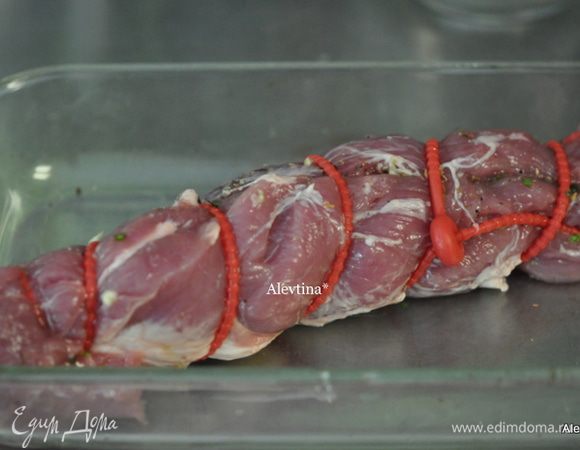 Свернуть рулетом, закрепить кулинарной нитью . Переложить в жаропрочное блюдо.
Поставить в разогретую духовку на 200 гр на 45 мин.
