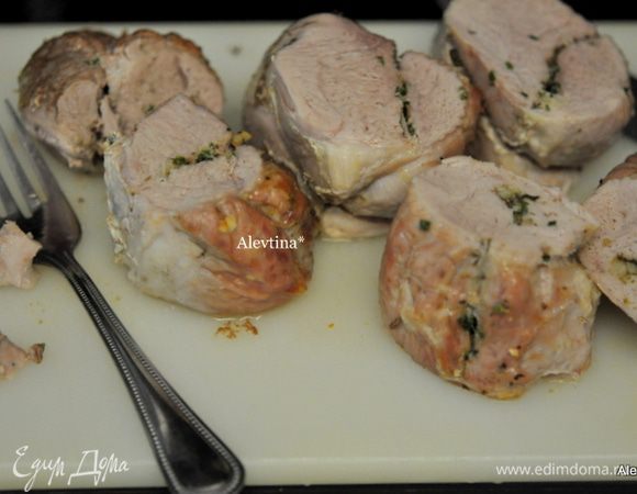 Готовое мясо достанем из духовки, дадим постоять 10 мин. Снимем нити. Разрезаем на порции.
