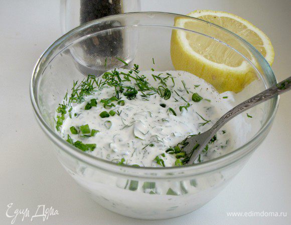 Добавить мелкорубленную зелень, перемешать и поставить в холодильник на 30 минут.