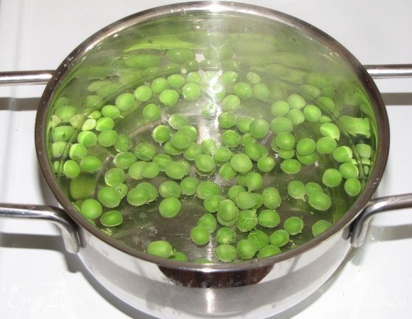 Вскипятить в кастрюле подсоленную воду и отварить зеленый горошек в течении 3 минут. Откинуть на дуршлаг и обдать холодной водой.