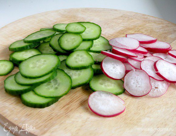 Нарезать небольшие  редиски и маленькие огурчики тонкими кружочками.
