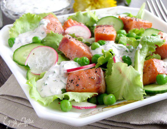 Разложить куски рыбы и полить заправкой.