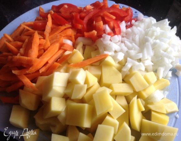 Очистите овощи. Лук нарежьте мелкими кубиками, морковь-соломкой, болгарский перец-полосками, картофель - средними кубиками.