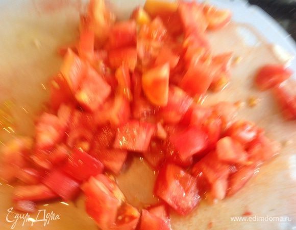 Помидоры положите в миску и залейте кипятком на 3 мин., затем обдайте холодной водой, снимите кожицу и нарежьте кубиками, переложите в кастрюлю. 