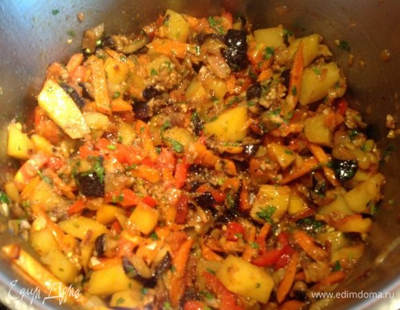 Поставьте кастрюлю с овощами на маленький огонь и тушите 10 мин.