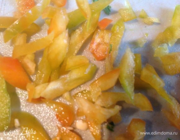 Мелко нарежьте острый перец. Растолките в ступке семена кориандра.