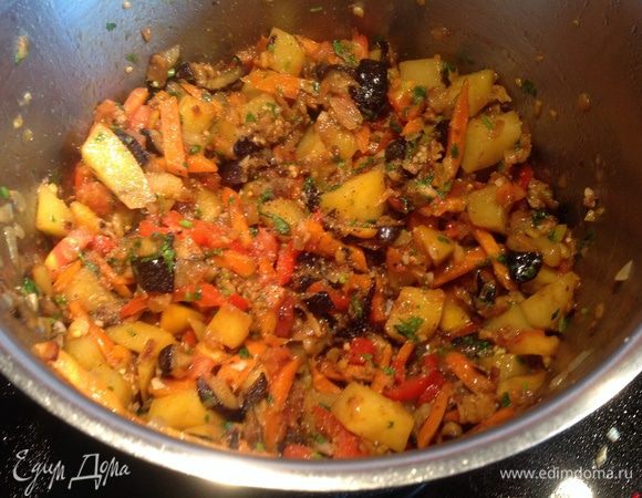 Добавьте в кастрюлю растертую зелень, острый перец и специи. Посолите и поперчите, тушите еще 10 минут. Выключите огонь и оставьте на 30 мин. под крышкой. Подавайте теплым или охлажденным.