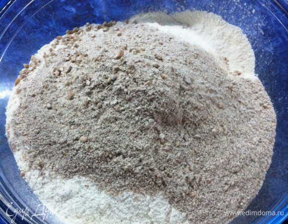 Муку, соль и разрыхлитель смешать. По рецепту необходима была пшеничная мука. К моему сожалению, у меня дома оказалось только 300 грамм,  из 550 необходимых. Было уже слишком поздно бежать в магазин и я добавила 250 грамм смеси для выпечки ржанного хлеба, о чем потом не пожалела. 