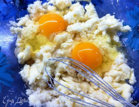 Взбить масло. Добавить сахар и снова взбить. Влить 1,5 столовых ложки коньяка, добавить яйца, ванильный экстракт. Тщательно перемешать. 