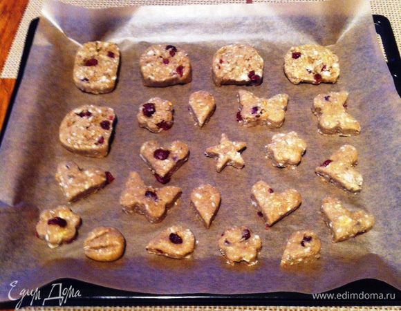 Разогреть духовку до 170 градусов. Противень застелить пекарской бумагой. Тесто можно ложкой выкладывать на противень, придавая форму круглого печенья. Можно как я вырезать разные фигурки. Выпекать печенье 10-12 минут до золотистого цвета (в случае когда мука пшеничная). 