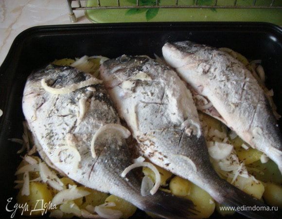 Рыбу очистить ,выпотрошить,обсушить,посолить+специи по вкусу.
Картофель отварной до почти что готового состояния 4 крупные или смотрите по форме вашей может и чуть больше надо,масло 70-100 мл.,в форму сверху порезанный картофель,лук полукольцами и положить рыбу,рыбу посыпать с двух сторон мукой рисовой обильно может понадобится побольше муки,почему я так решила,т.к. мука эта полезная и решила как поведет себя не просто в ее обжарке ,а именно так и я не пожалела.