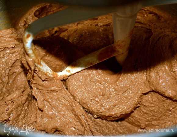 Духовку включить на 170 С.
Форму для маффинов выложить бумажными стаканчиками.
Мороженое достать из морозилки и дать ему немного размягчиться. Можно положить в чашу тестомешалки и с помощью насадки "листиком" размешать... Или просто деревянной ложкой. 