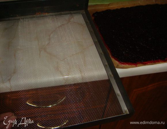 Можно взять любую поверхность дерево, я использую доску на которой тесто раскатываю или вот что то наподобие-это у меня из сушилки для фруктов, сетка и не только,постелить бумагу для выпечке,помазать раст. маслом оч. тонким слоем,эту я не стала (для эксперимента), т.к мы знаем у нее одна сторона более гладкая пергамент и все получилось,не прилипло.
Ягоды помыть, просушить и блендером или через мясорубку + сахар 2 ст.л.(думала будет жидкой и не получится ,все получилось) перемешать и тонким слоем на бумагу, а она уже на твердой поверхности, разровнять что бы особо не просвечивало.