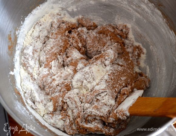 Добавить сухую смесь к мороженому и осторожно перемешать.