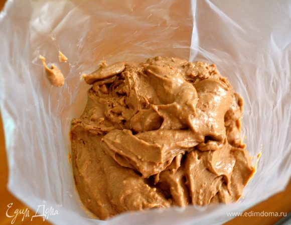 Полученное тесто выложить в кулинарный мешок (так получается намного удобнее, но можно и просто ложкой...)