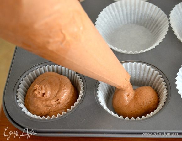 Заполнить формочки для маффинов... И поставить выпекаться в разогретую духовку примерно на 1 час.