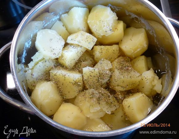 В подсоленной воде отвариваем картофель до готовности. Сливаем не всю воду, оставляем примерно 3/4 стакана. Добавляем орегано, разминаем в пюре.