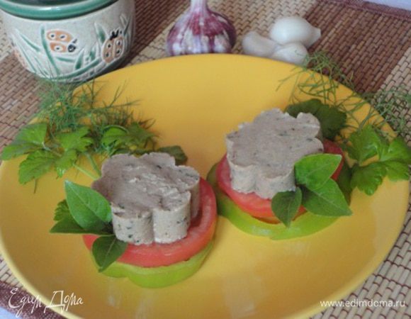 Нут замочить на 6-8 часов. Воду слить, добавить новую и варить при слабом кипении до мягкости, примерно 1 час. Слить отвар. Я его не выливаю, а сохраняю в морозильнике и позже использую в различных блюдах.
