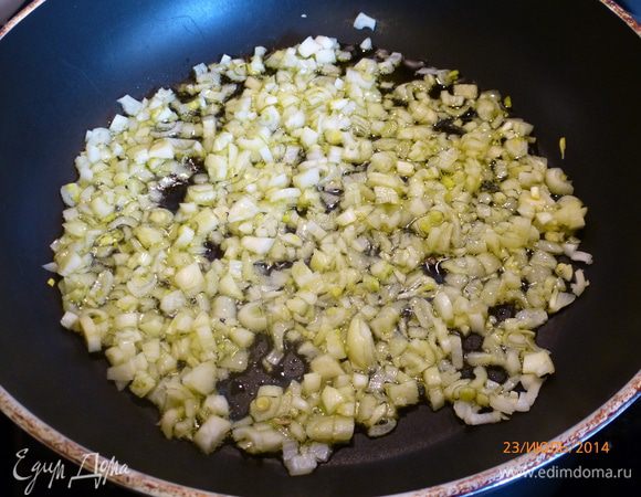 Пока варится картофель, займемся остальной начинкой. Лук мелко нарезаем, слегка обжариваем на оливковом масле.