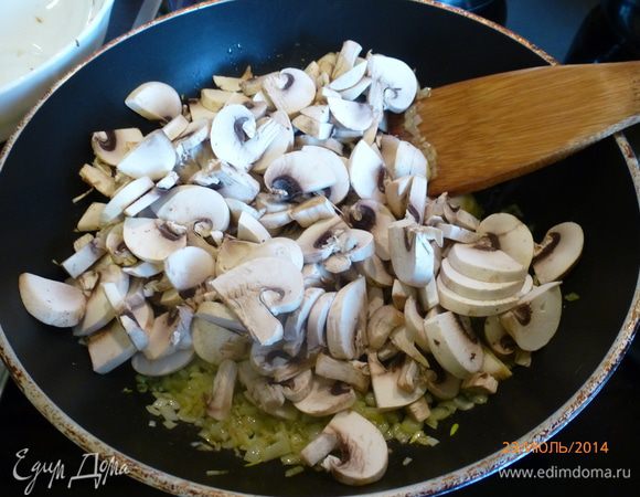 Нарезаем шампиньоны, добавляем к луку, обжариваем еще минут 5.
