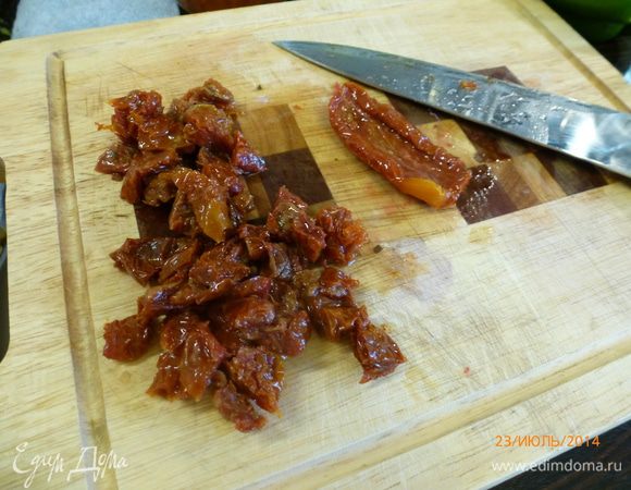 Отдельно нарезаем вяленые помидоры.