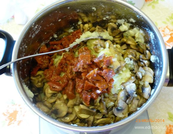 Соединяем картофель с грибами и помидорами. Солим, перчим по вкусу. Начинка готова.