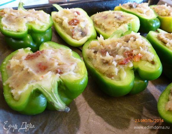 Болгарские перцы разрезаем вдоль пополам, удаляем семена. Заполняем перцы начинкой. Выкладываем на противень, запекаем в духовке при температуре 200 С 20 минут.
