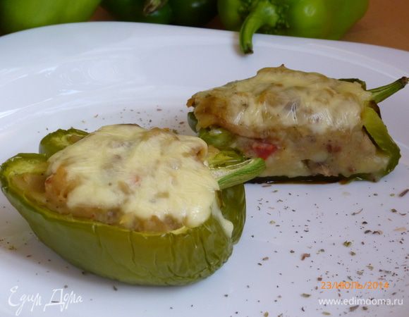 На готовый перец выкладываем ломтики моцареллы, запекаем еще 5 минут, пока сыр не расплавится.
Приятного аппетита!