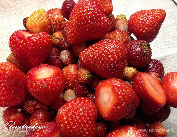 Клубнику вымыть, обсушить бумажным полотенцем.  Удалить чашелистики.