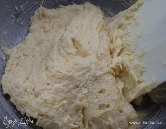 Ввести яйцо,просеянную с разрыхлителем муку,соль.Тщательно перемешать.