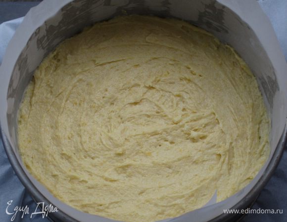 Выложить тесто в разъёмную форму диаметром 20-22 см (у меня была форма диаметром 20 см и я с помощью пергамента сделала высокий бортик,чтобы поместился весь крем),разровнять и выпекать в разогретой до 150° С духовке 30 минут.Остудить бисквит не вынимая из формы.