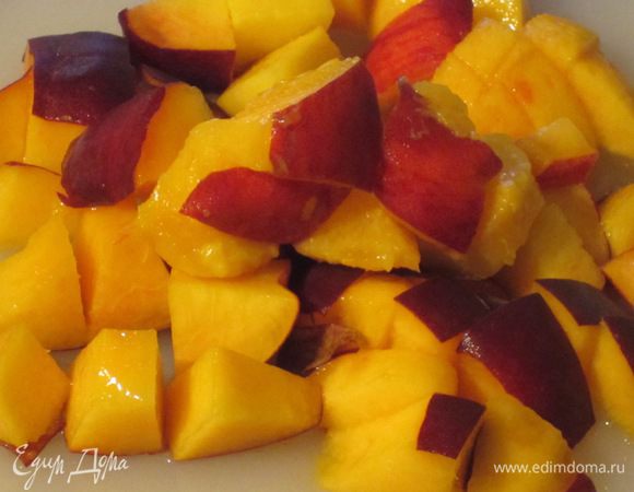 Крем:Персики нарезать небольшими кусочками.