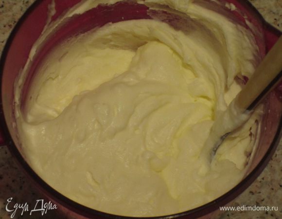 Влить молоко в кастрюлю ,всыпать сахар,сахарную пудру,поставить на слабый огонь и нагреть до полного растворения сахара.Крахмал добавить в холодные сливки и перемешать (получится довольно густая масса).Добавлять по 1 ст.л. массу в молоко,постоянно работая венчиком.