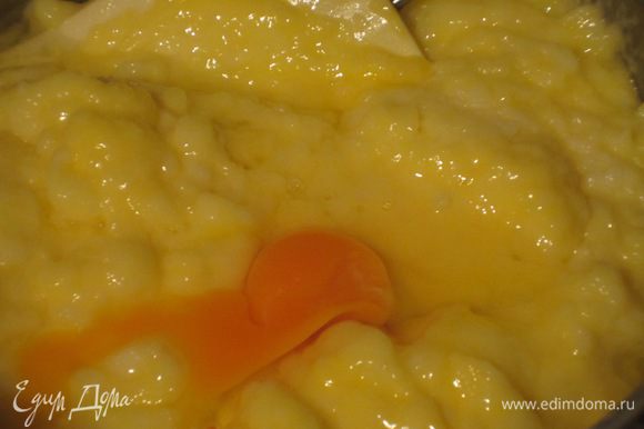 Крем остудить,ввести по одному яйца,каждый раз хорошо перемешивая массу.