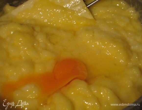 Крем остудить,ввести по одному яйца,каждый раз хорошо перемешивая массу.