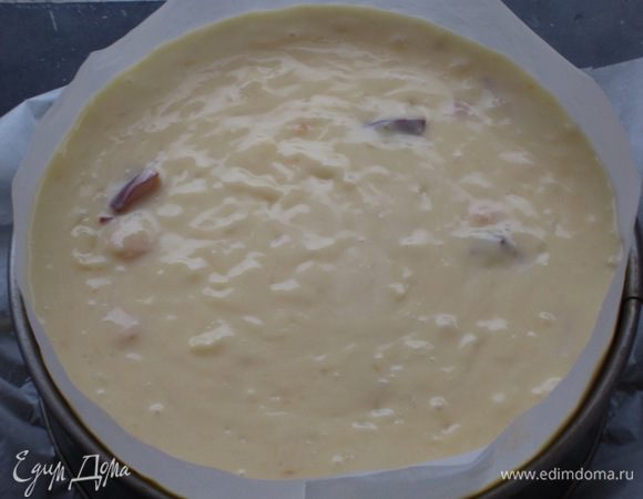 На бисквитный корж раскрошить миндальное печенье.Сверху выложить крем и выпекать в разогретой до 150 °С духовке 80 минут (для формы 22 см-60 минут).