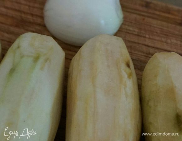 Подготовим овощи. Лук и баклажаны помыть и почистить. 