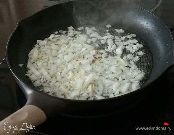  Включаем  сковородку, наливаем масло, выкладываем сначала чеснок, затем лук, как только лук станет прозрачным,  отправляем на сковородку почищенные, резанные небольшими кубиками баклажаны. 