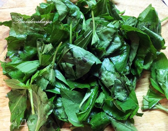 Базилик вымыть, обсушить, оборвать листья от стеблей. Стебельки нам не понадобятся, а листья необходимо нарезать.
