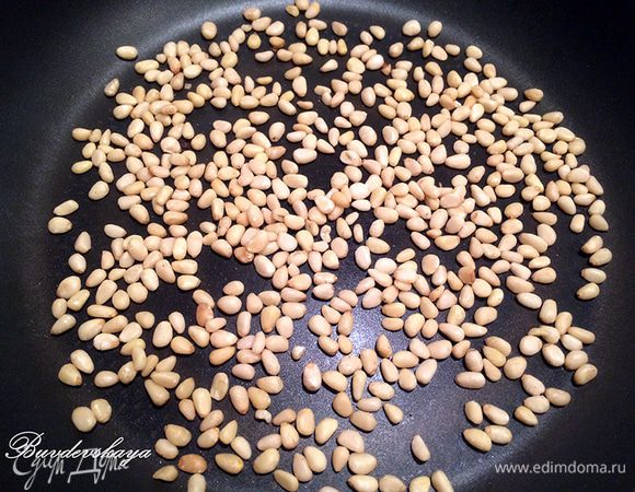  Орешки немного поджарить на сухой сковороде.