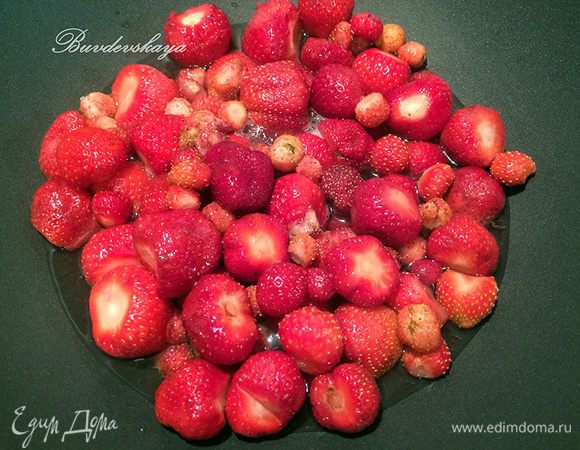 В емкости для варки варенья вскипятить воду, поместить в нее ягоды. Варить при сильном кипении минут 15, постоянно снимая пену.