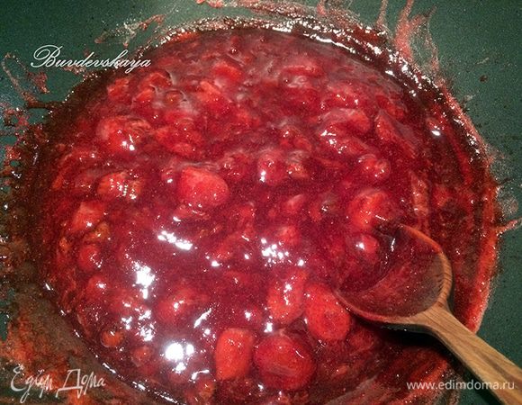 Желирующее вещество Желфикс смешать с 2 ст.л. сахарного песка (см. инструкцию на упаковке). Всыпать в ягоды и довести до кипения. Добавьте оставшийся сахар и постоянно помешивая, довести еще раз до кипения.